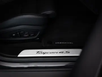 PORSCHE Taycan 4S ST Luft Pano Chrono BOSE 22KW