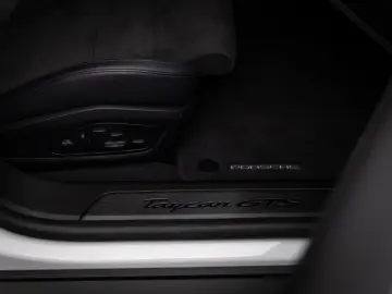 PORSCHE Taycan GTS