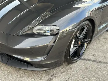 PORSCHE Taycan 4S Performance Batterie Plus   21