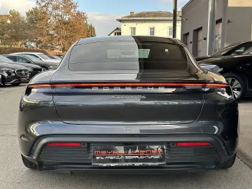 PORSCHE Taycan 4S Performance Batterie Plus   21