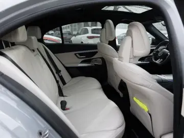 MERCEDES-BENZ E 220 d 4M AMG-Sport Super Pano Burm AHK Night