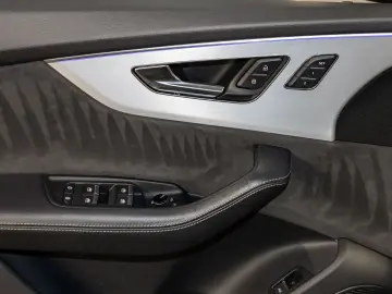 AUDI Q8 55 TFSI quattro S line