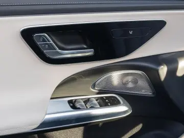 MERCEDES-BENZ E 200 Limousine   Display Dublu