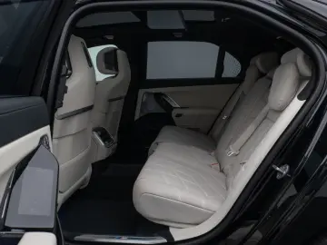 BMW M760e Sky Lounge B&W Fond Ent M-Performance Voll