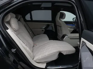 BMW M760e Sky Lounge B&W Fond Ent M-Performance Voll