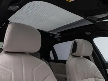 BMW M760e Sky Lounge B&W Fond Ent M-Performance Voll