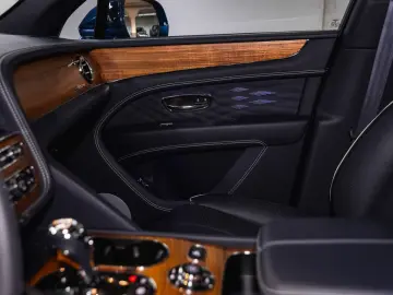 BENTLEY Bentayga EWB Azure V8  Touring Spec Comfort Spec