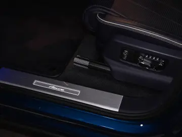 BENTLEY Bentayga EWB Azure V8  Touring Spec Comfort Spec