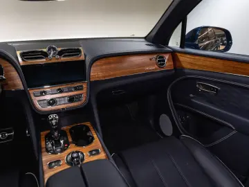 BENTLEY Bentayga EWB Azure V8  Touring Spec Comfort Spec