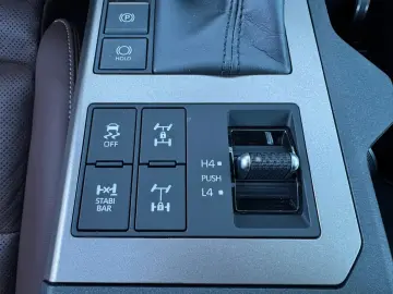 Toyota Land Cruiser 2 8 D-4D 151kW AWD First Edition