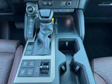 Toyota Land Cruiser 2 8 D-4D 151kW AWD First Edition