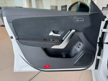 MERCEDES-BENZ CLA 200 d AMG NIGHT DISTRONIC TOP