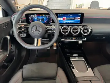 MERCEDES-BENZ CLA 200 d AMG NIGHT DISTRONIC TOP