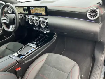 MERCEDES-BENZ CLA 220 d Coupé AMG KEYLESS KAM LED NAVI AMBI