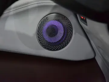 BMW XM BOWERS & WILKINS   SOFT CLOSE