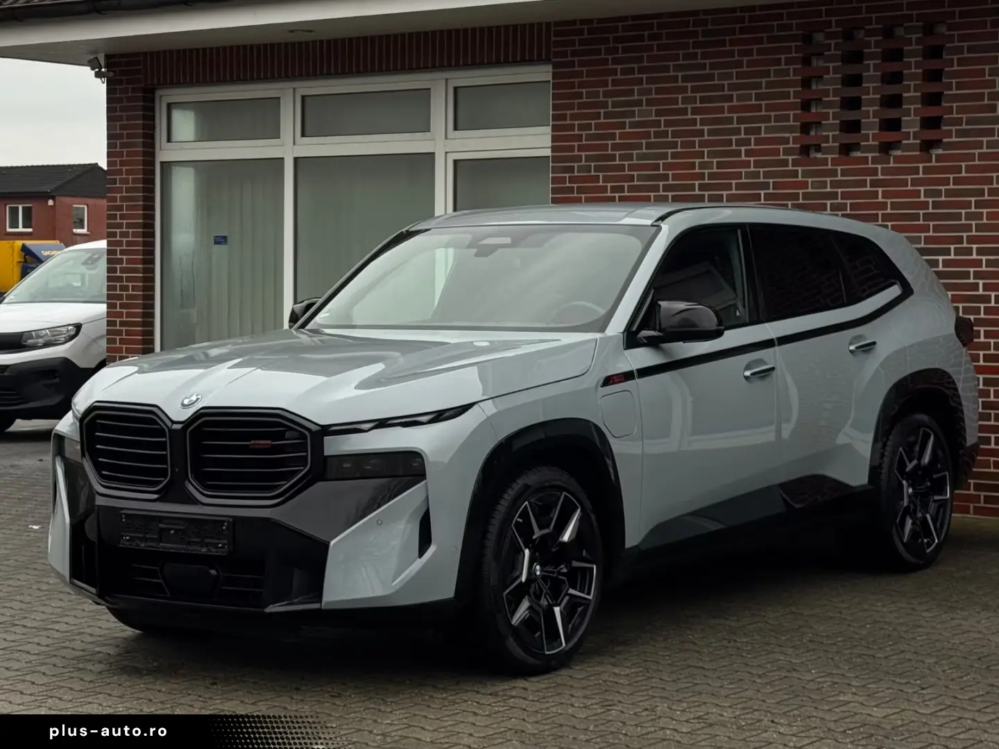 BMW XM LABEL RED  Bowers & Wilkins