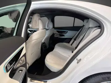 MERCEDES-BENZ E 300 e AMG Pano HUD Airmatic NIGHT Burmester