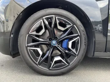 BMW iX xDrive40 SPORTPAKET H&K HIFI PANO AHK LASER A