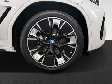 BMW iX3 1 89 %   GAP   48 M H K Pano AHK