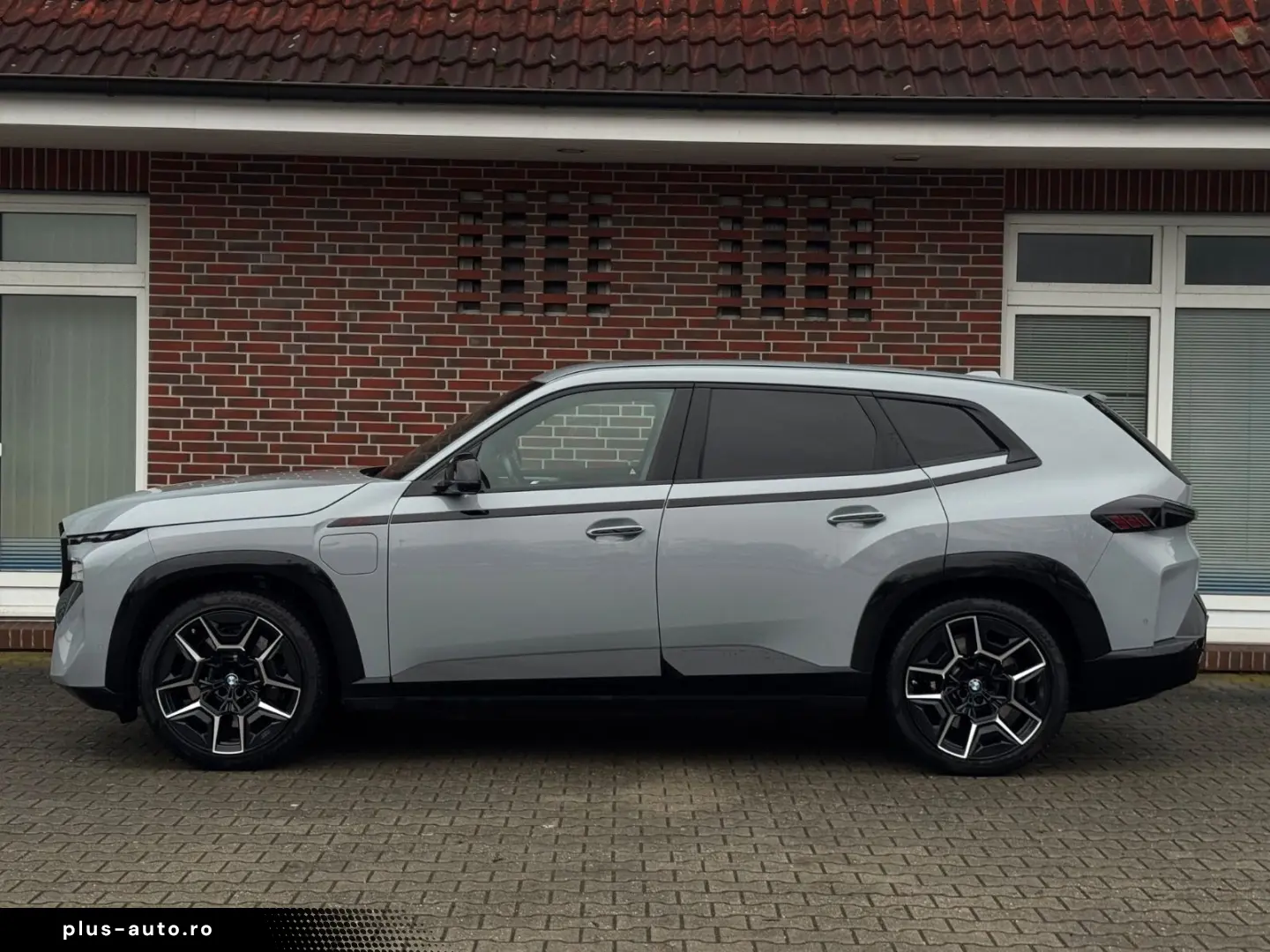 BMW XM LABEL RED  Bowers & Wilkins Massage Adapt.M