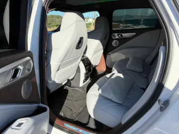 BMW XM50 e B&W Hochglanz Shadow