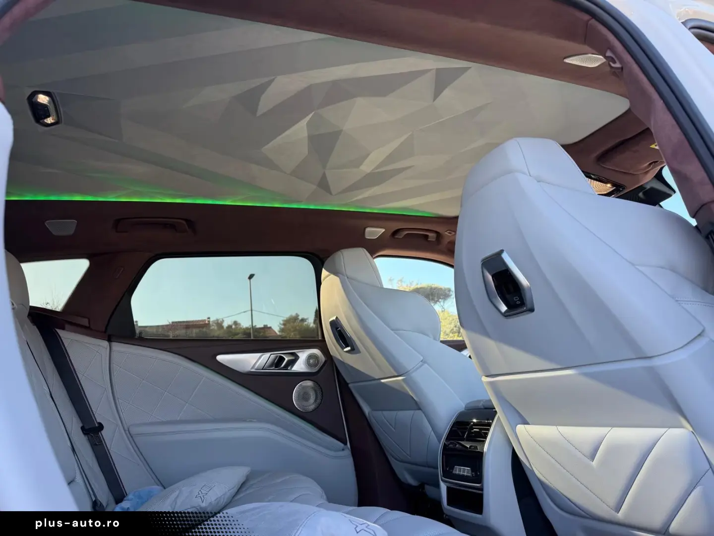 BMW XM50 e B&W Hochglanz Shadow