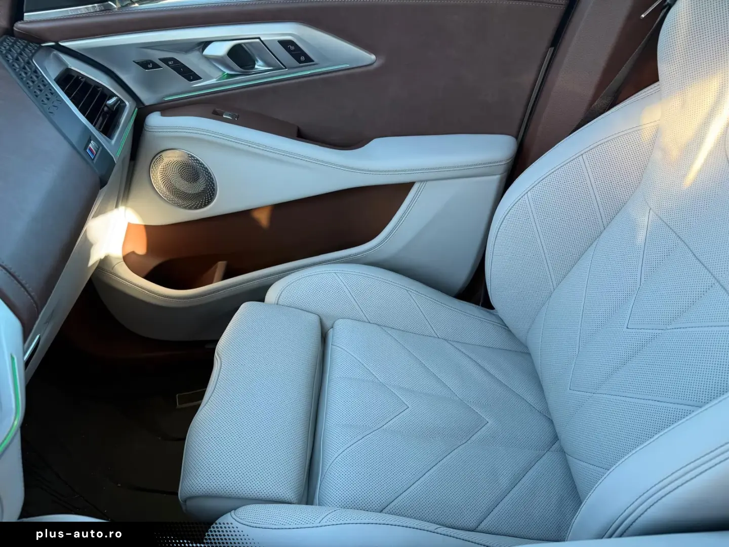 BMW XM50 e B&W Hochglanz Shadow