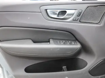 VOLVO XC60 Ultimate Dark Recharge Plug-In Hybrid AWD T