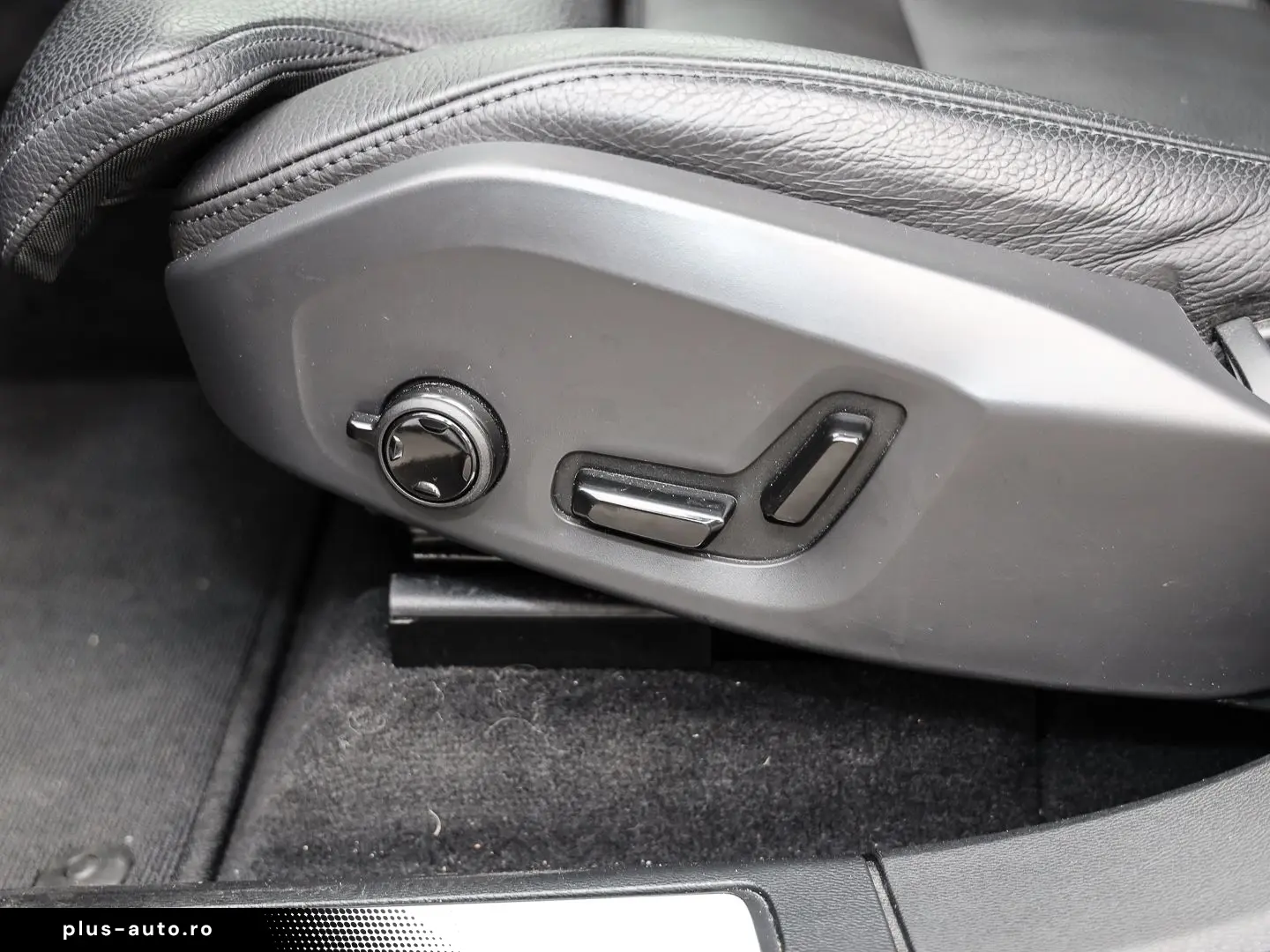 VOLVO XC60 Ultimate Dark Recharge Plug-In Hybrid AWD T