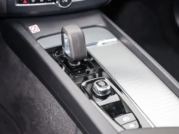 VOLVO XC60 Ultimate Dark Recharge Plug-In Hybrid AWD T