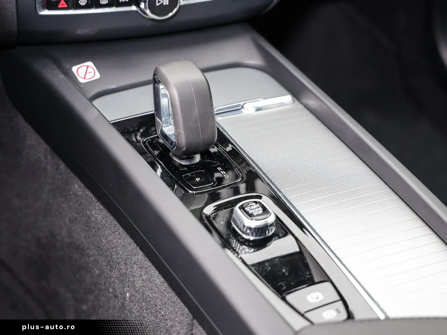 VOLVO XC60 Ultimate Dark Recharge Plug-In Hybrid AWD T