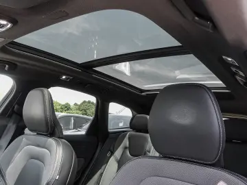 VOLVO XC60 R Design Recharge Plug-In Hybrid AWD T8