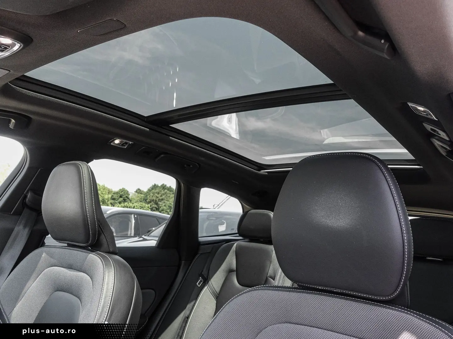 VOLVO XC60 R Design Recharge Plug-In Hybrid AWD T8