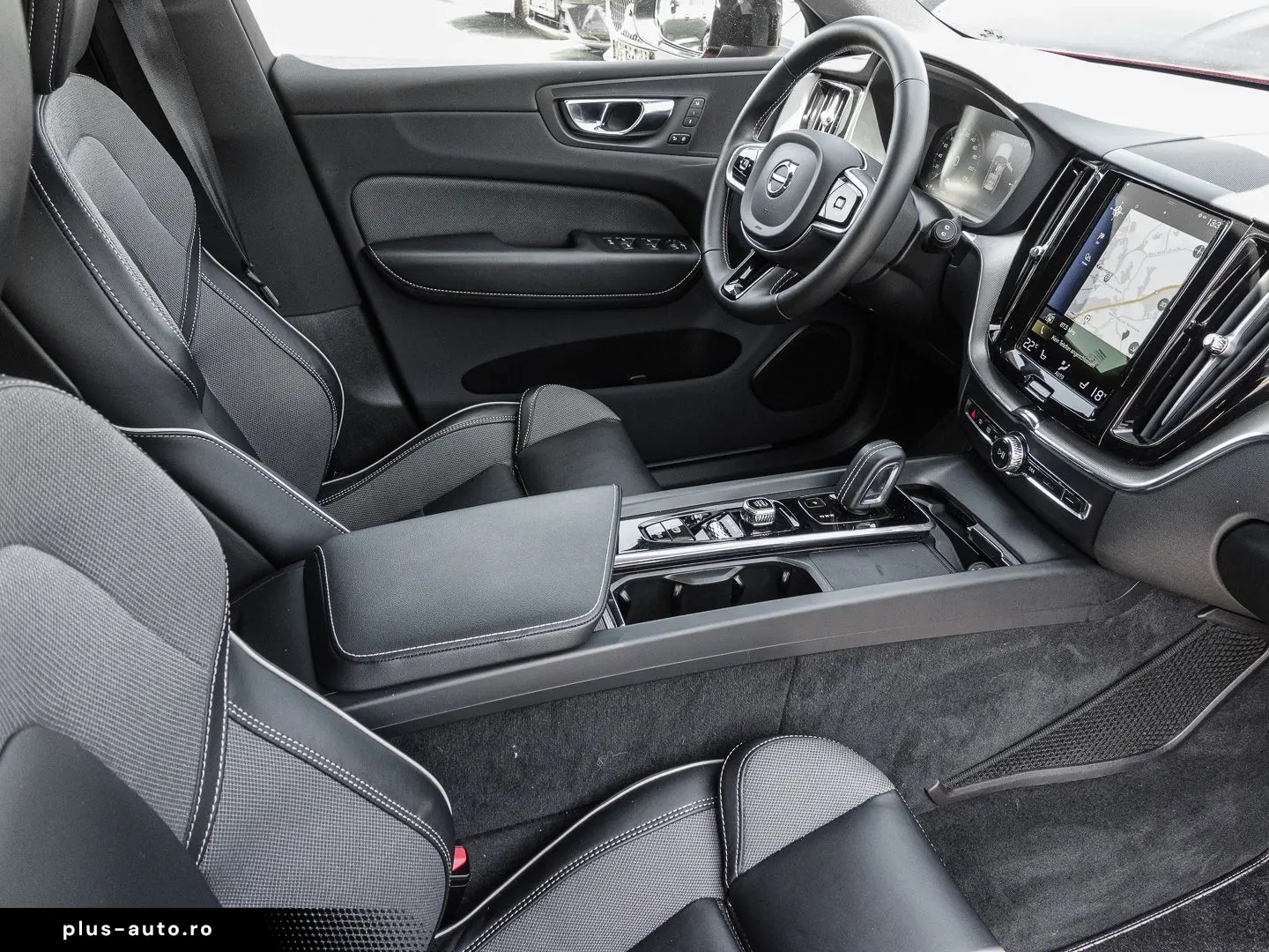 VOLVO XC60 R Design Recharge Plug-In Hybrid AWD T8