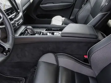 VOLVO XC60 R Design Recharge Plug-In Hybrid AWD T8