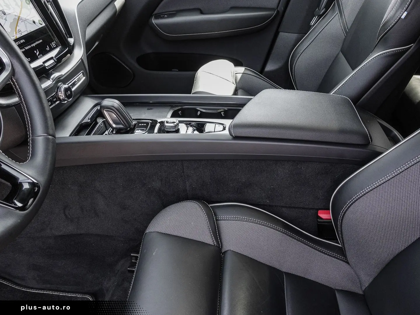 VOLVO XC60 R Design Recharge Plug-In Hybrid AWD T8