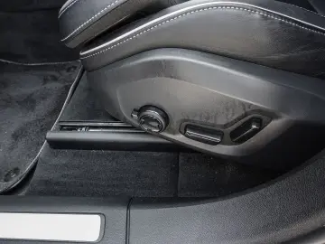 VOLVO XC60 R Design Recharge Plug-In Hybrid AWD T8