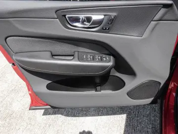 VOLVO XC60 R Design Recharge Plug-In Hybrid AWD T8