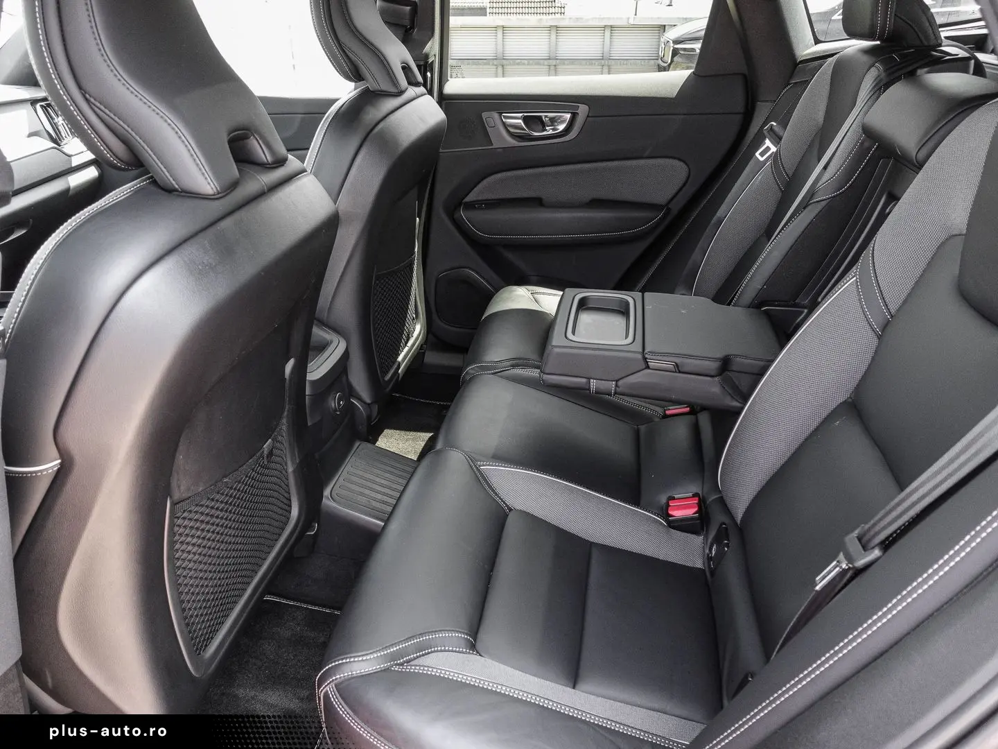 VOLVO XC60 R Design Recharge Plug-In Hybrid AWD T8