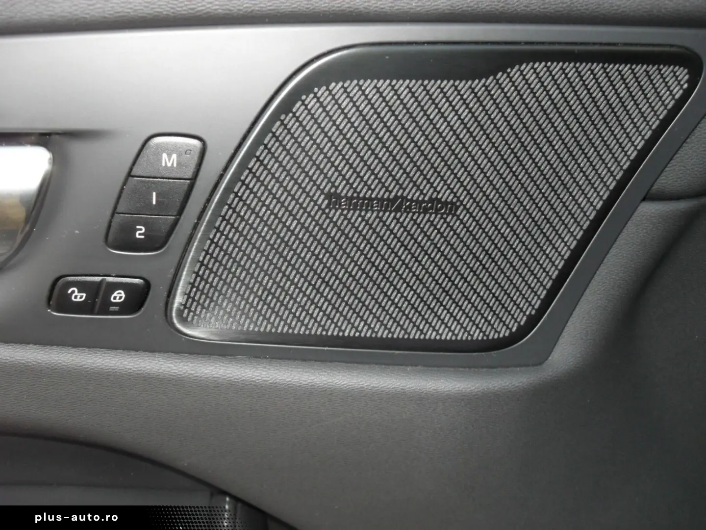 VOLVO XC 60 T8 R Design AWD   Head UP   AHK   PD   WP