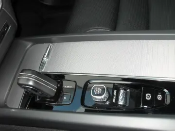 VOLVO XC 60 T8 R Design AWD   Head UP   AHK   PD   WP