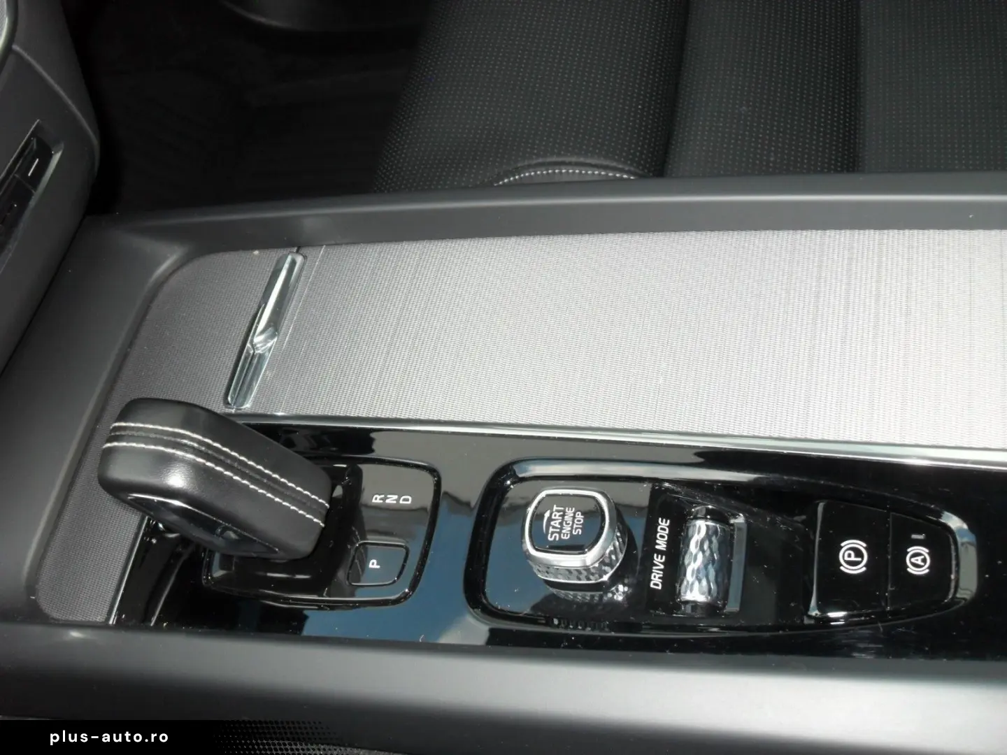 VOLVO XC 60 T8 R Design AWD   Head UP   AHK   PD   WP