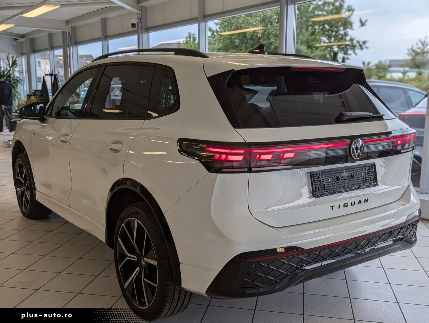 VW Tiguan 2.0TDI R-Line 4M Pano Black  Matrix 20