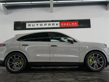PORSCHE Cayenne Coupe E-Hybrid Kreide P-Display HUD AHK