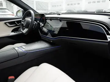 MERCEDES-BENZ E 220 d 4M AMG-Sport Super Pano Burm AHK Night