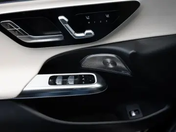 MERCEDES-BENZ E 220 d 4M AMG-Sport Super Pano Burm AHK Night