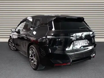 BMW iX xDrive40 AHK schwenkbar Panoramadach