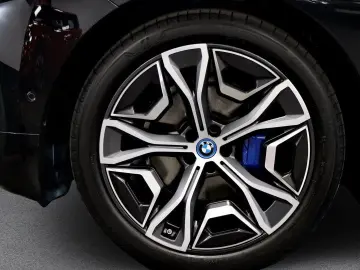 BMW iX xDrive40 AHK schwenkbar Panoramadach