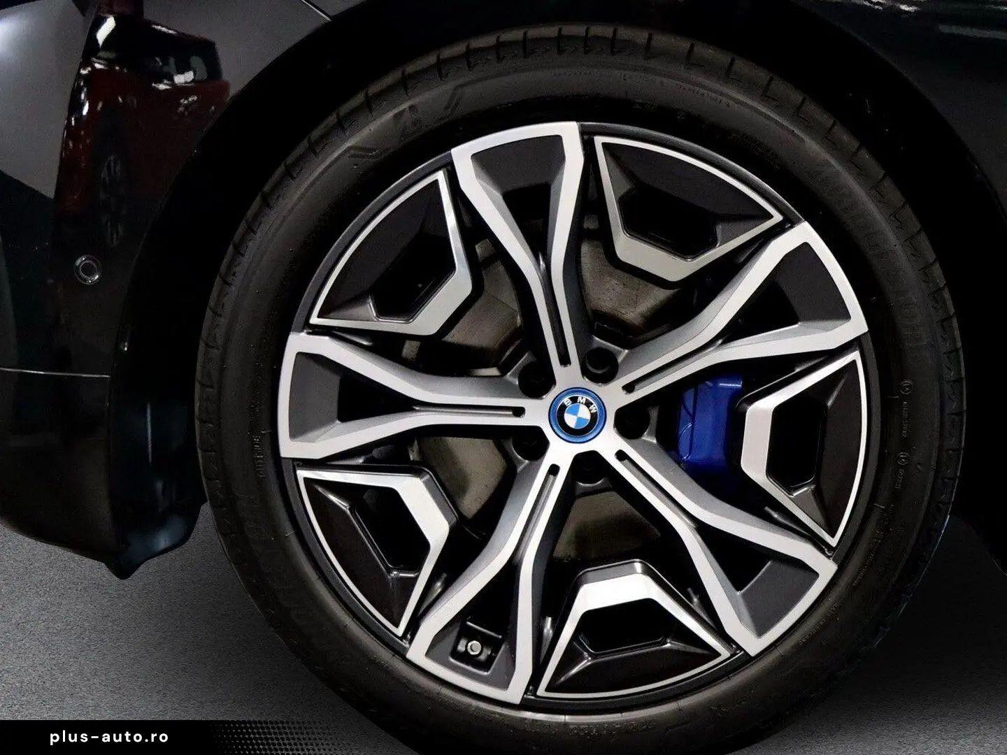 BMW iX xDrive40 AHK schwenkbar Panoramadach