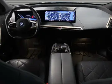 BMW iX xDrive40 AHK schwenkbar Panoramadach